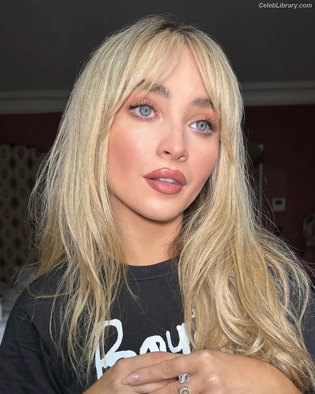 Sabrina Carpenter photo 8 of 6403
