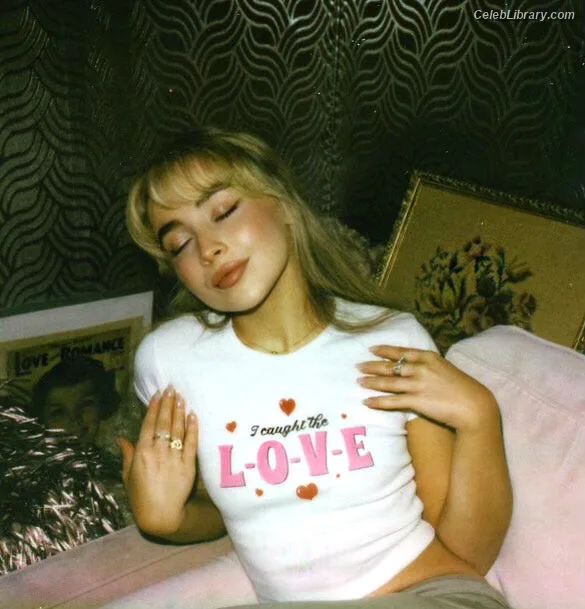 Sabrina Carpenter photo 2 of 6403