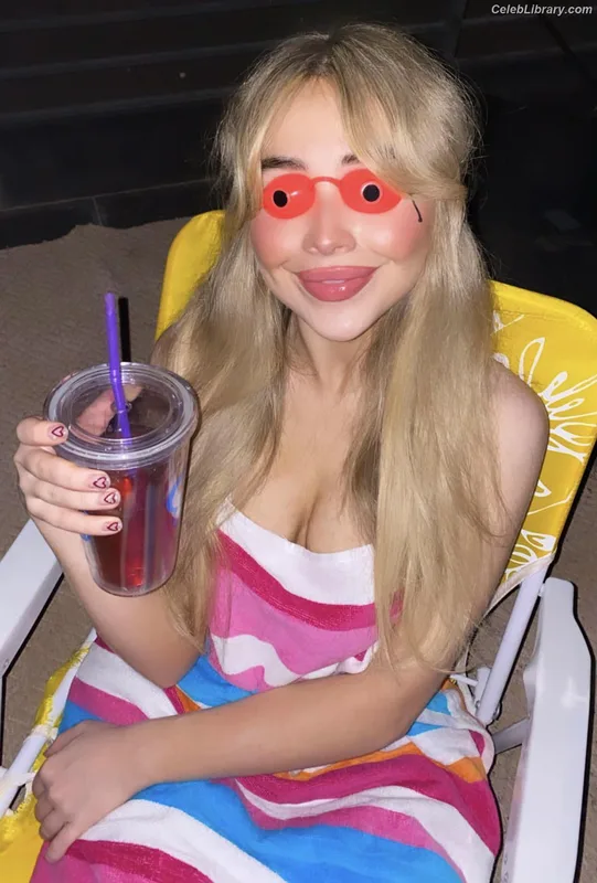 Sabrina Carpenter photo 12 of 6403