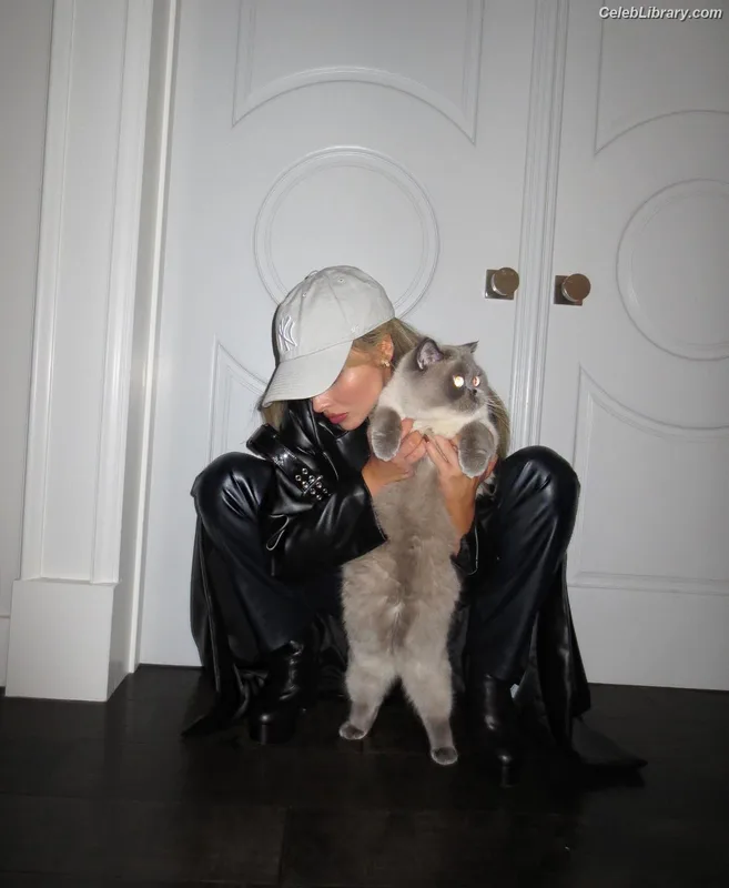 Sabrina Carpenter photo 24 of 6403
