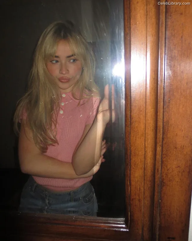 Sabrina Carpenter photo 4 of 6403