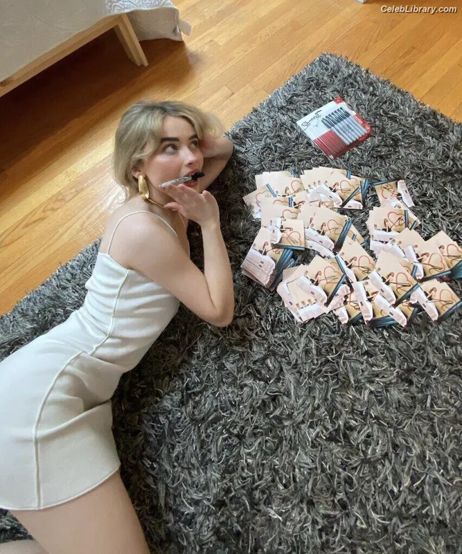 Sabrina Carpenter photo 11 of 6403