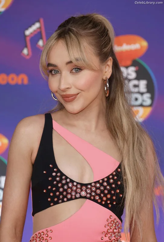 Sabrina Carpenter photo 24 of 6403
