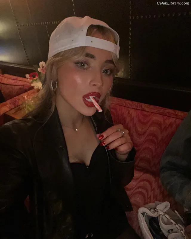 Sabrina Carpenter photo 11 of 6403