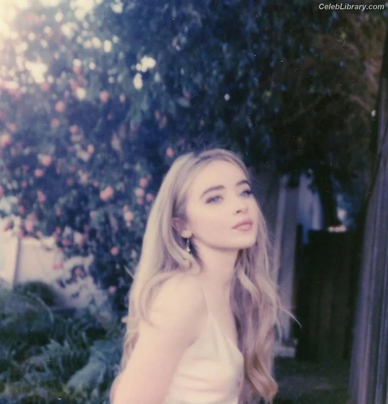 Sabrina Carpenter photo 5 of 6403