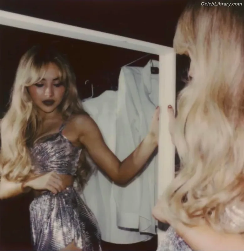 Sabrina Carpenter photo 1 of 6403
