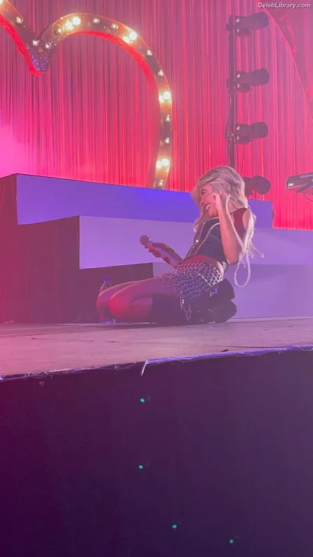 Sabrina Carpenter photo 10 of 6403