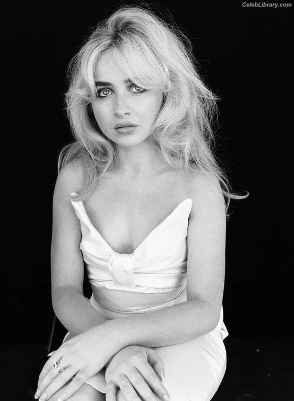 Sabrina Carpenter photo 8 of 6403
