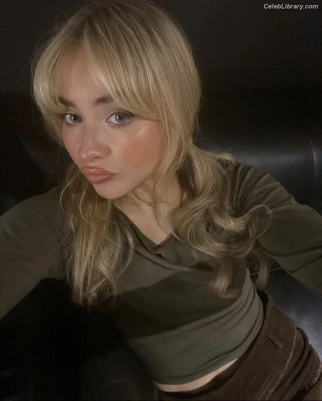 Sabrina Carpenter photo 1 of 6403