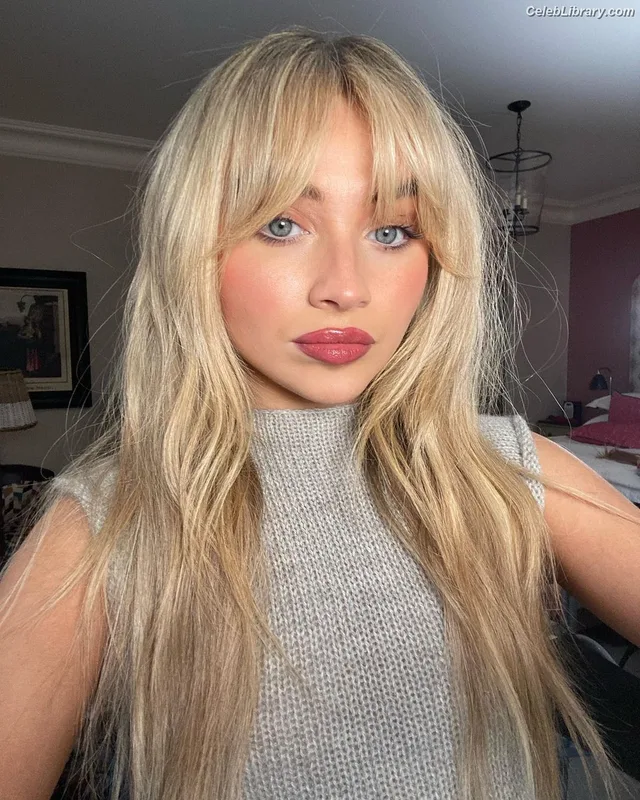 Sabrina Carpenter photo 2 of 6403