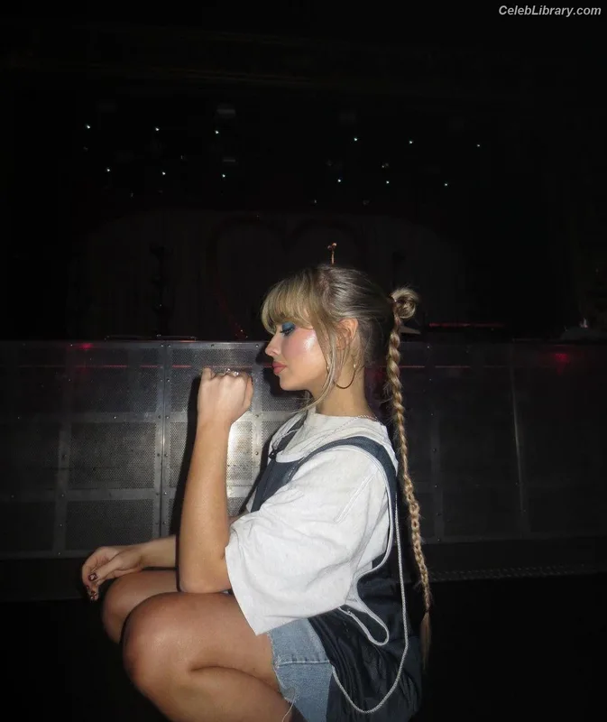Sabrina Carpenter photo 7 of 6403