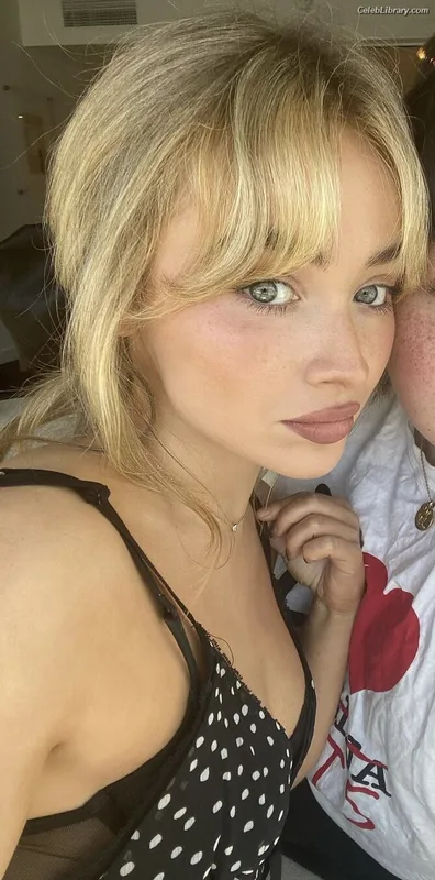 Sabrina Carpenter photo 10 of 6403