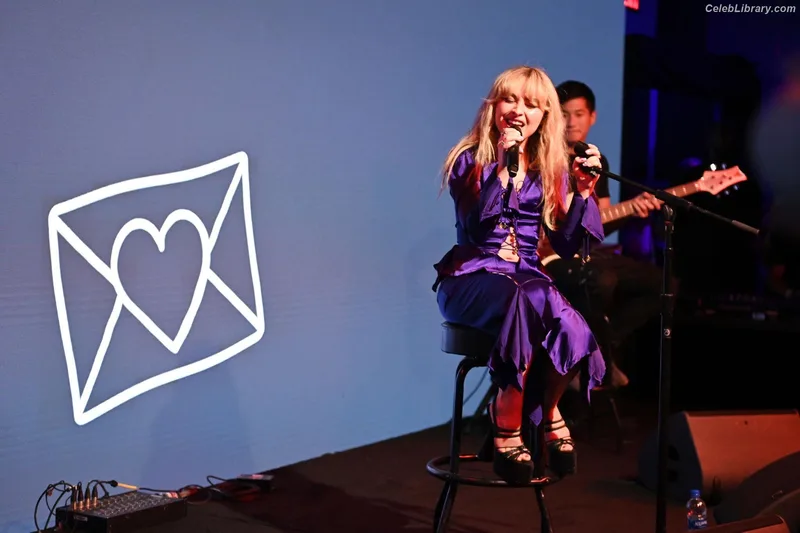 Sabrina Carpenter photo 11 of 6403