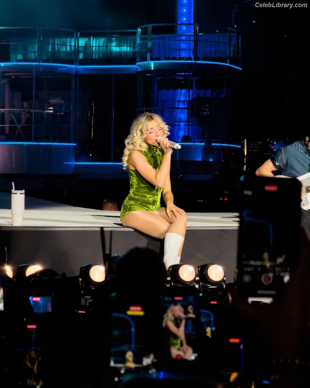 Sabrina Carpenter photo 20 of 6403