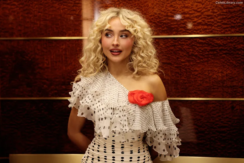 Sabrina Carpenter photo 17 of 6403