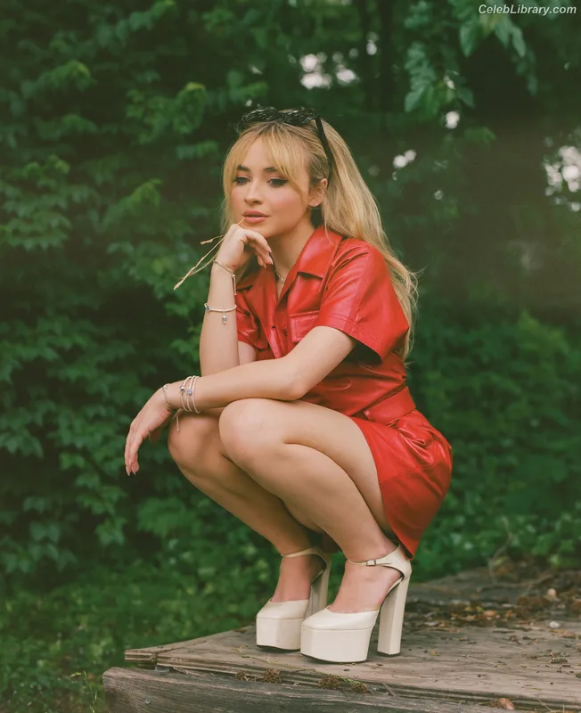 Sabrina Carpenter photo 12 of 6403
