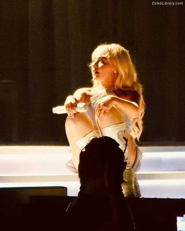 Sabrina Carpenter photo 1 of 6403