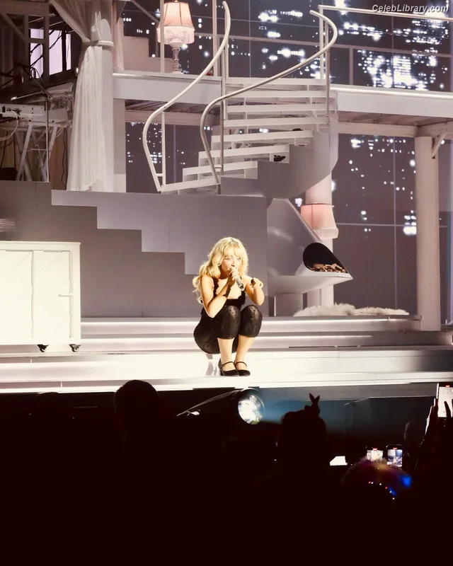 Sabrina Carpenter photo 2 of 6403