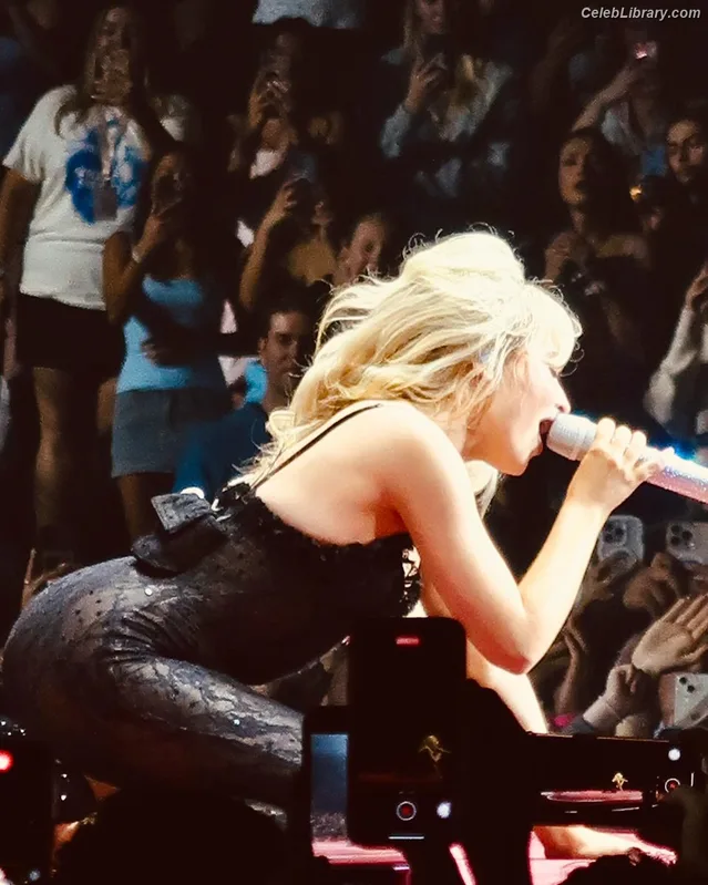 Sabrina Carpenter photo 8 of 6403