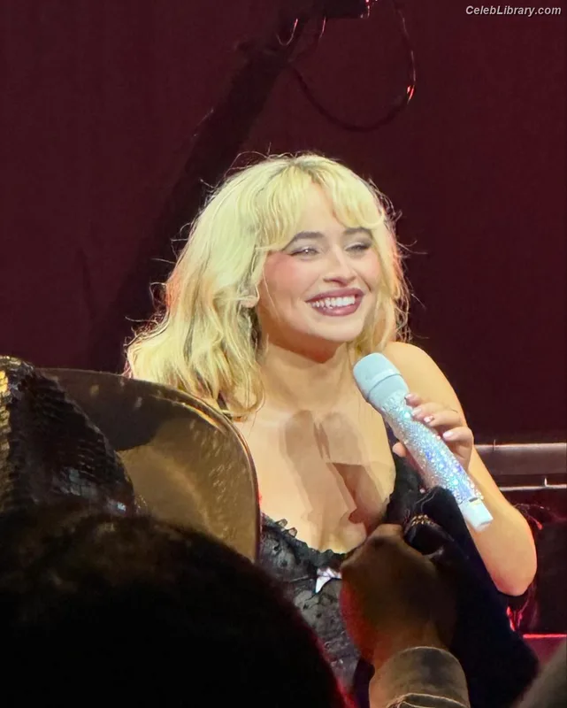 Sabrina Carpenter photo 1 of 6403