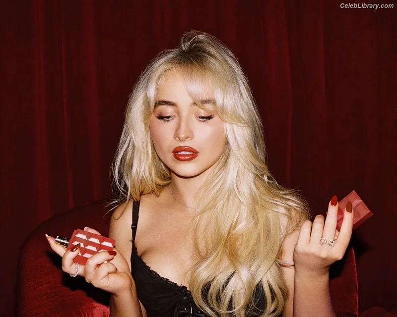 Sabrina Carpenter photo 3 of 6403