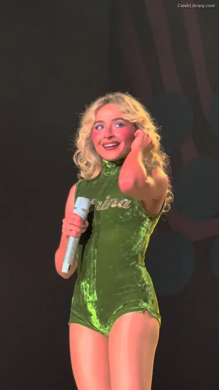 Sabrina Carpenter photo 15 of 6403