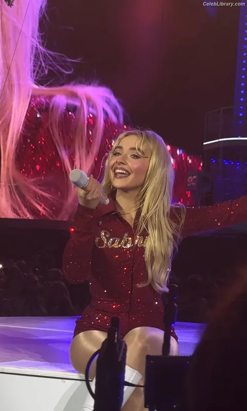 Sabrina Carpenter photo 11 of 6403