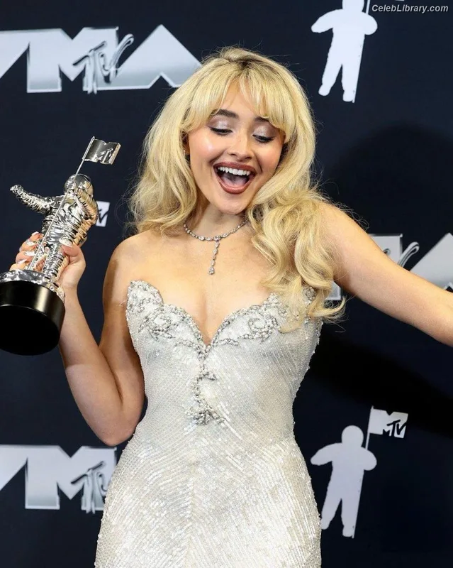 Sabrina Carpenter photo 9 of 6403