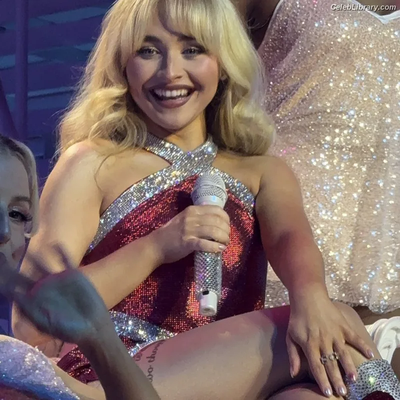 Sabrina Carpenter photo 8 of 6403