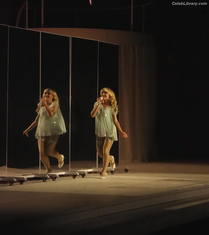 Sabrina Carpenter photo 22 of 6403
