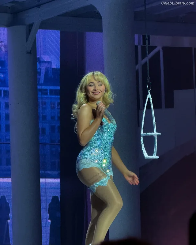 Sabrina Carpenter photo 24 of 6403