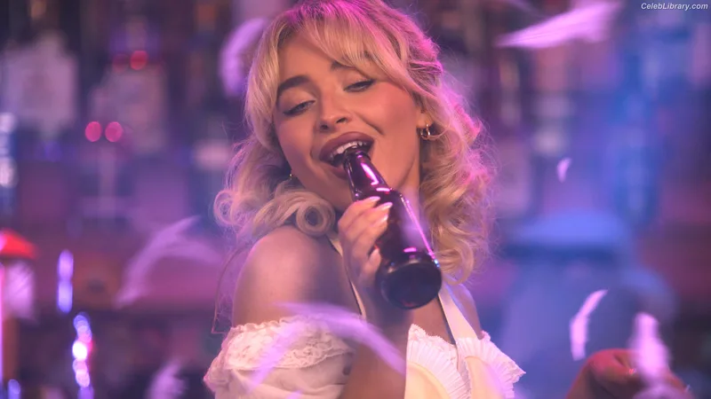 Sabrina Carpenter photo 3 of 6403