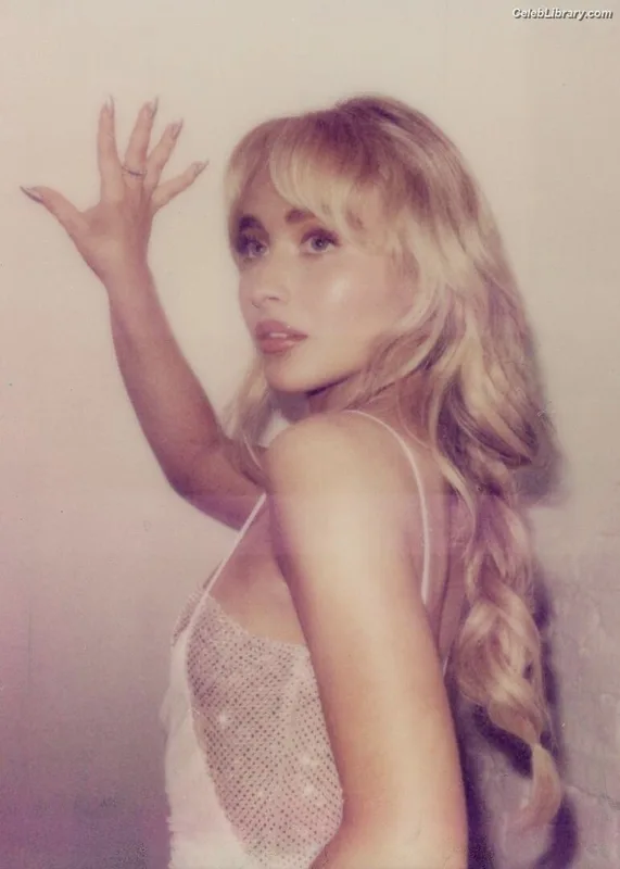 Sabrina Carpenter photo 9 of 6403