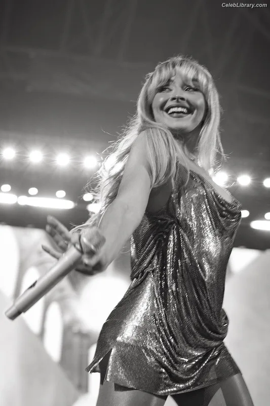 Sabrina Carpenter photo 10 of 6403