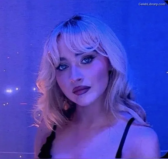 Sabrina Carpenter photo 9 of 6403