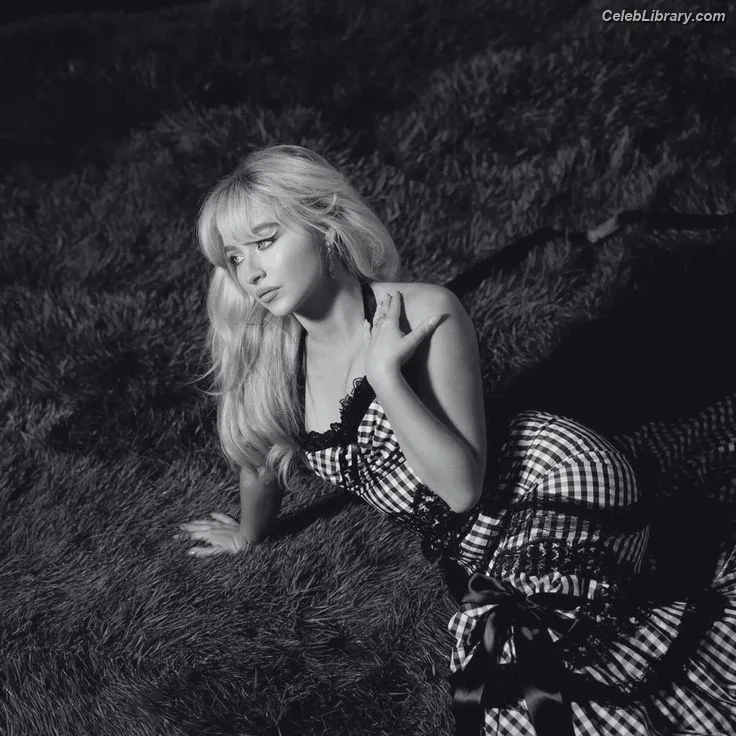 Sabrina Carpenter photo 1 of 6403