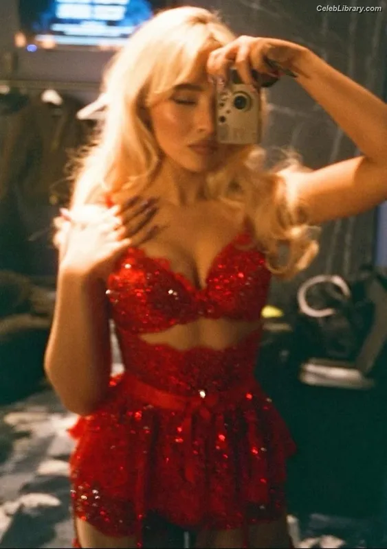 Sabrina Carpenter photo 10 of 6403