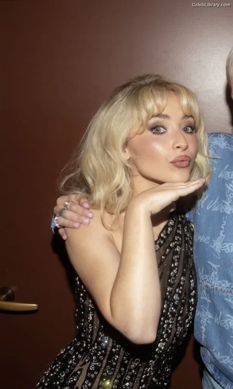 Sabrina Carpenter photo 3 of 6403