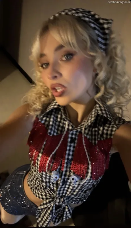 Sabrina Carpenter photo 17 of 6403