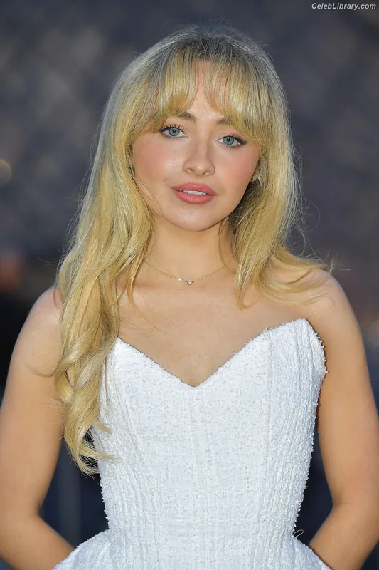 Sabrina Carpenter photo 12 of 6403