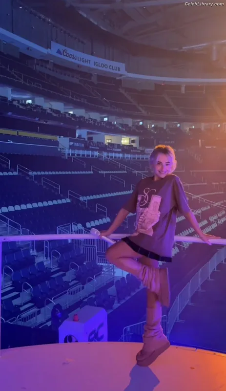 Sabrina Carpenter photo 17 of 6403