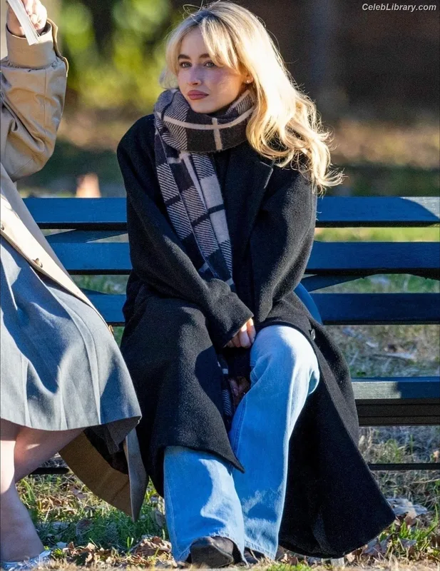 Sabrina Carpenter photo 2 of 6403
