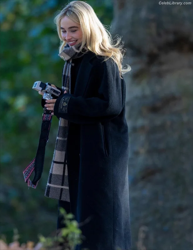 Sabrina Carpenter photo 3 of 6403