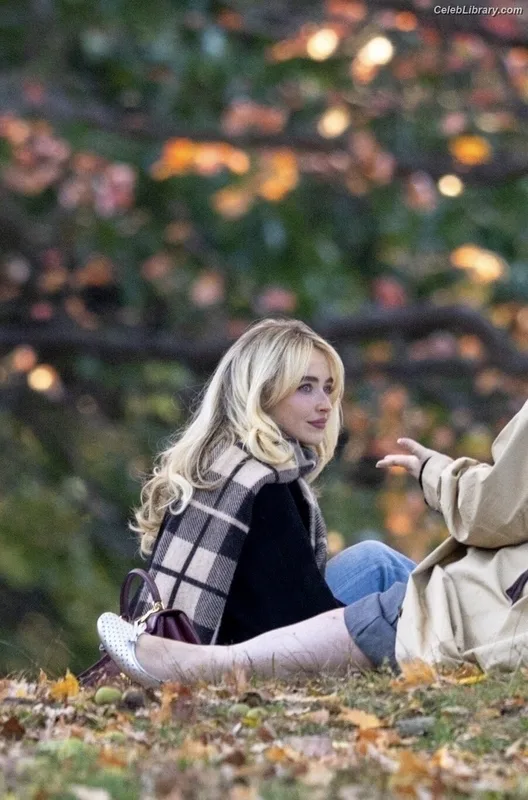 Sabrina Carpenter photo 8 of 6403