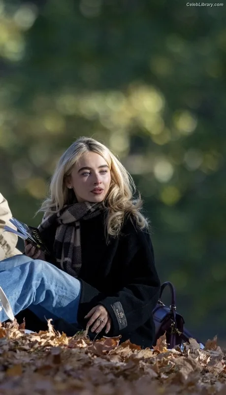 Sabrina Carpenter photo 10 of 6403