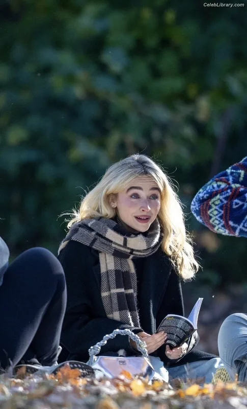 Sabrina Carpenter photo 11 of 6403