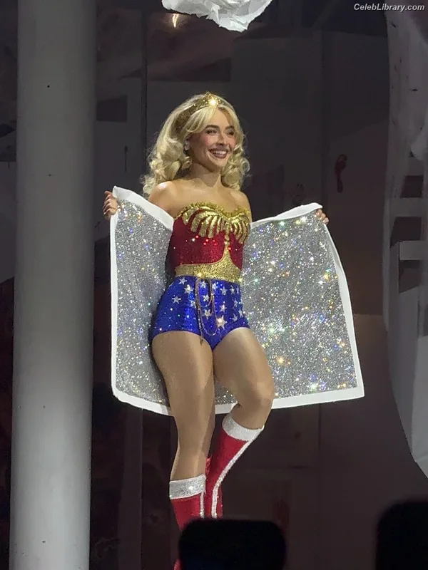 Sabrina Carpenter photo 1 of 6403