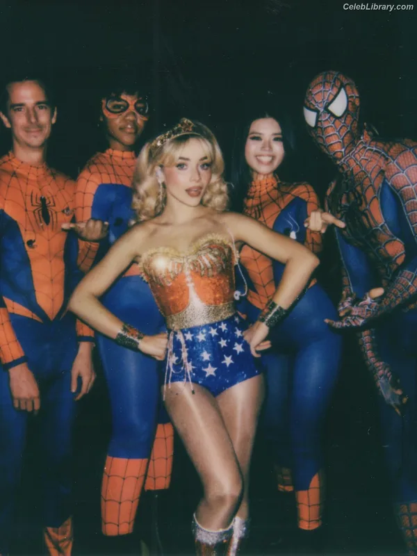 Sabrina Carpenter photo 10 of 6403