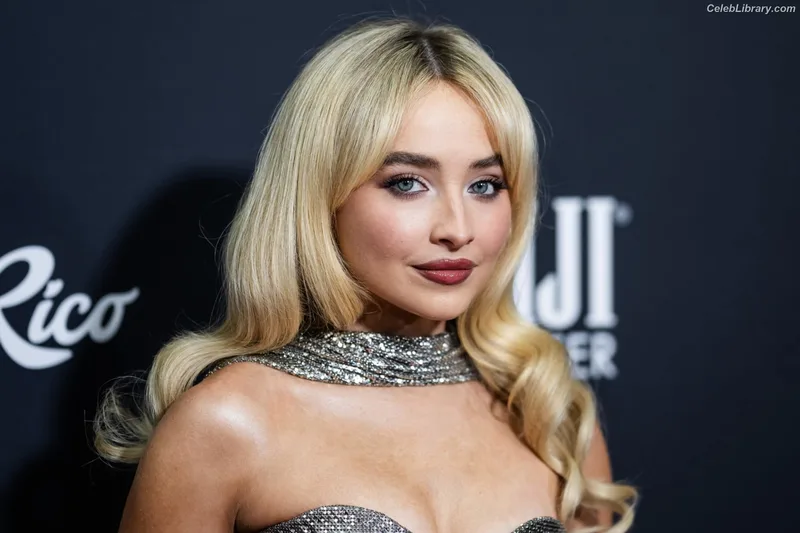 Sabrina Carpenter photo 1 of 6403