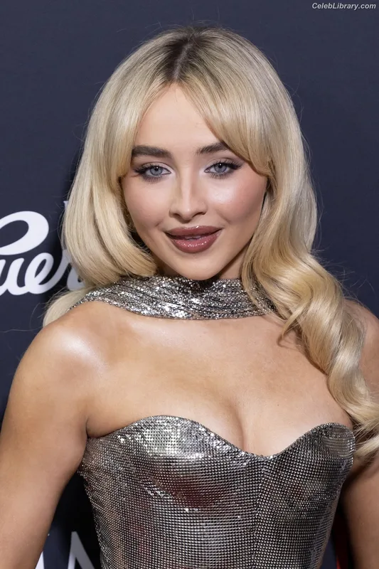 Sabrina Carpenter photo 2 of 6403